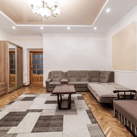 Akademika Hnatyuka Apartment Lviv Kültér fotó