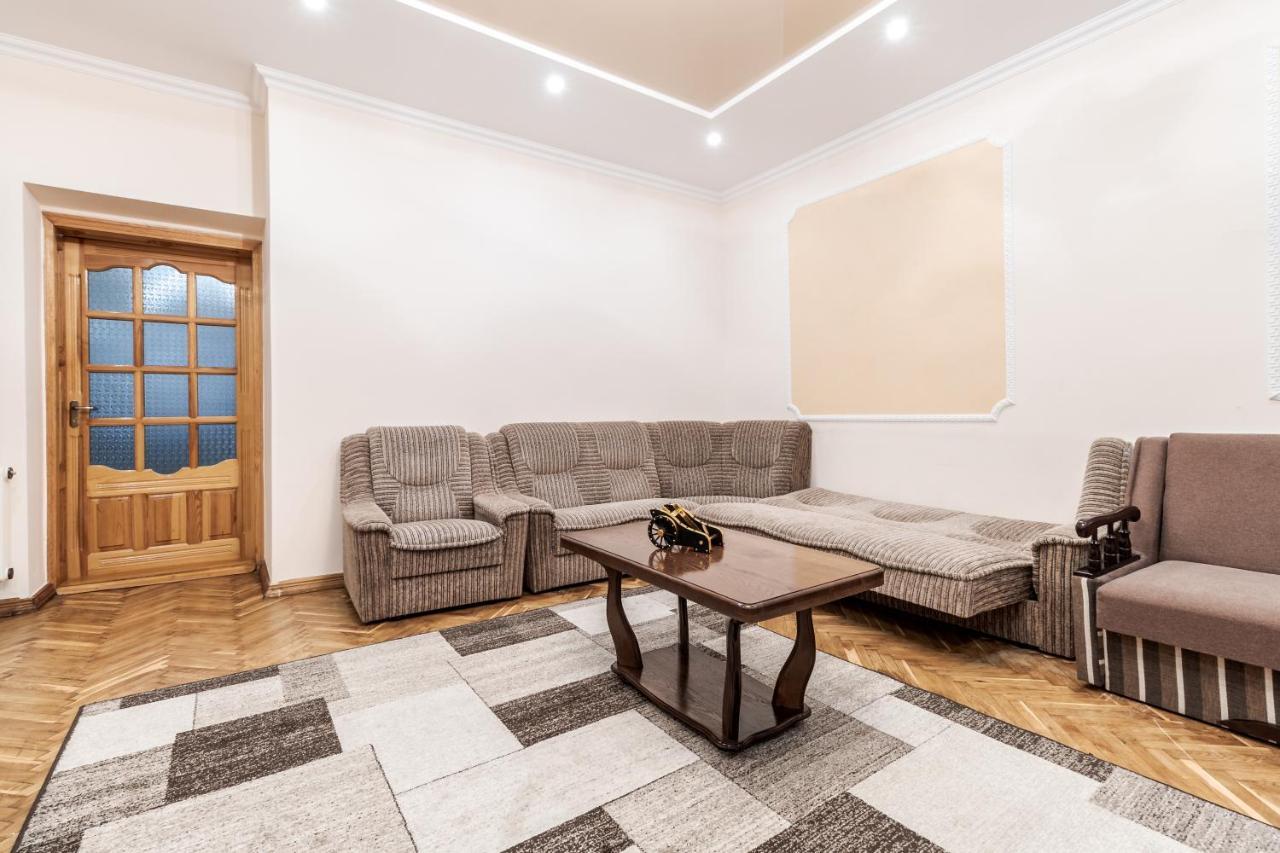 Akademika Hnatyuka Apartment Lviv Kültér fotó